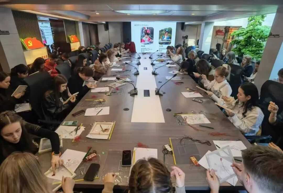 絲線繡出中華情 文學院（國際教育學院）舉辦渤海靺鞨繡留學生文化體驗活動